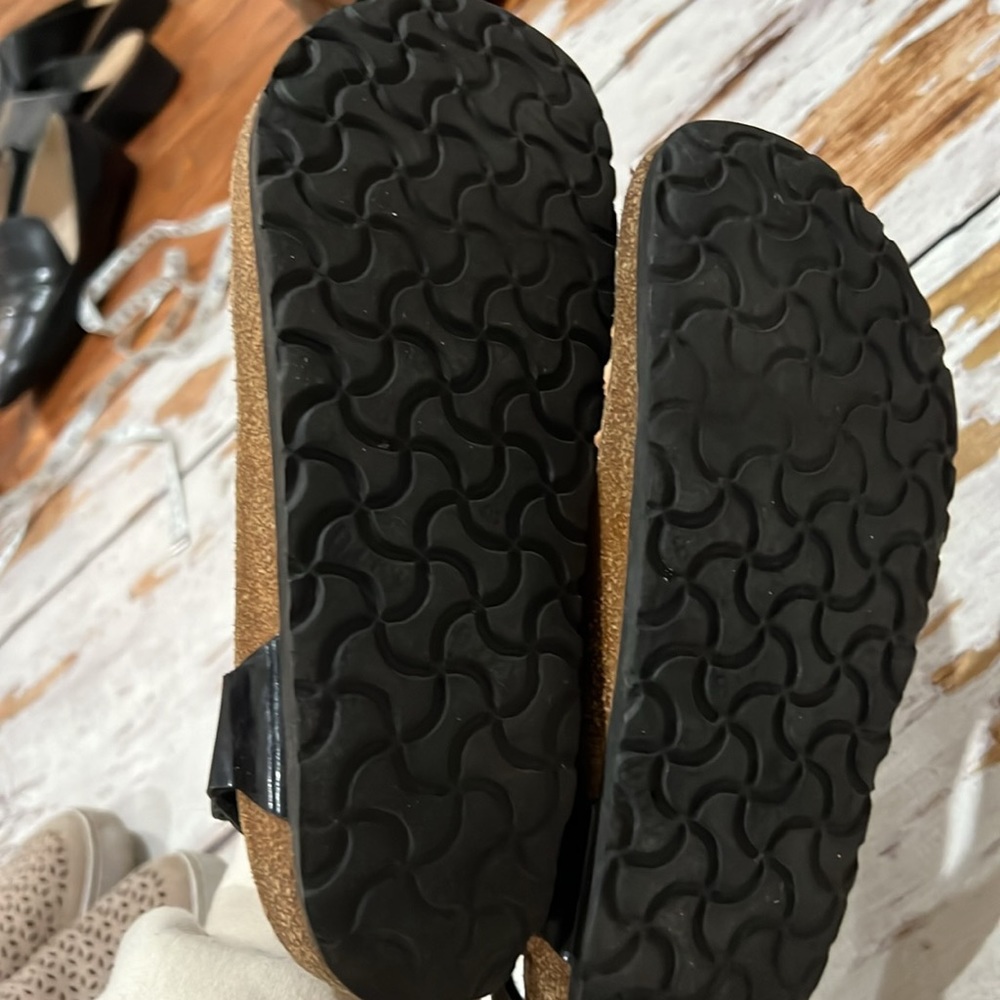Birkenstock sandal. Size 37. I wear a 7 and they fit fine see photo. - Picture 2 of 4
